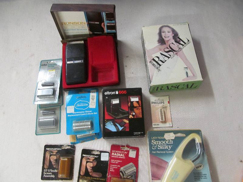 lot 28 image: razors