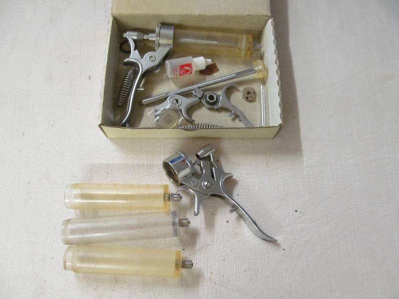 lot 35 image: Europlex gun syringe