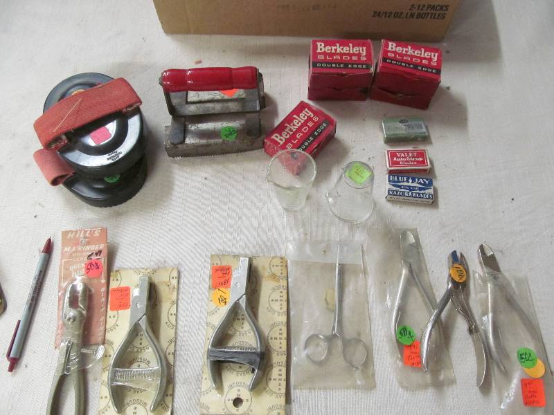 lot 54 image: Razor blades