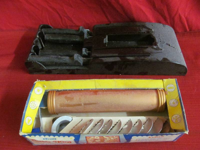 lot 117 image: vintage cookie press