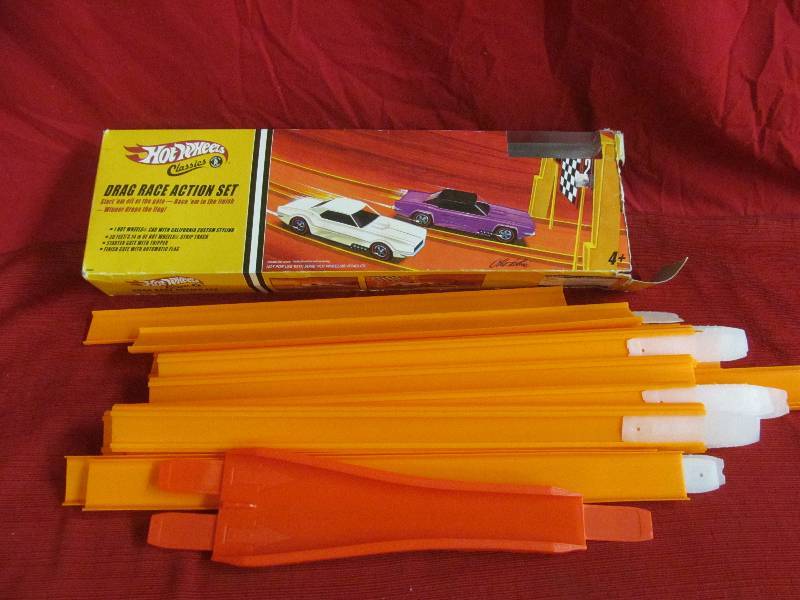 lot 152 image: Hot Wheels track