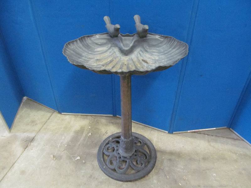 lot 240 image: outdoor dcor