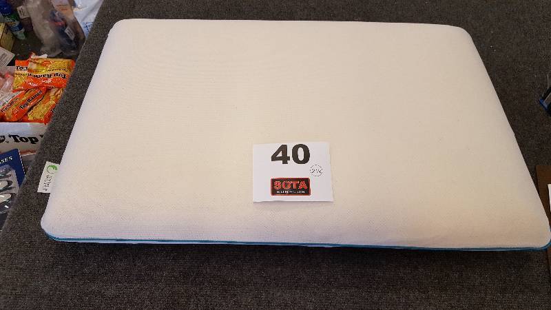 lot 40 image: Comfort Revolution Ultra Cool Memory Foam Luxury Bed Pillow  Queen