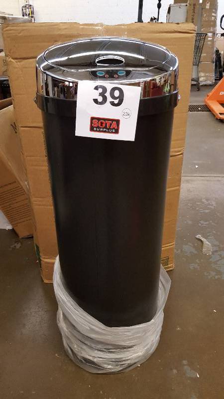 lot 39 image: Automatic Opening Trash Bin Black - Large