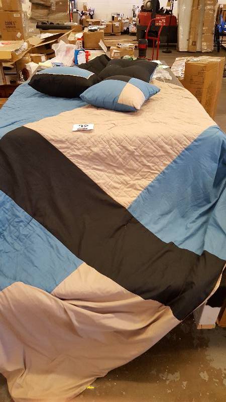 lot 32 image: Comforter  3 Pillows  King