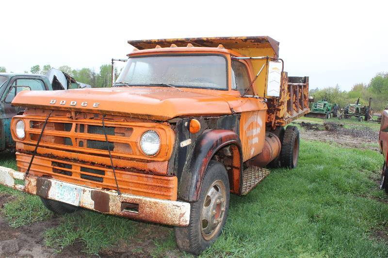 lot 2 image: Dodge D600 Fargo DeSoto Dump Truck