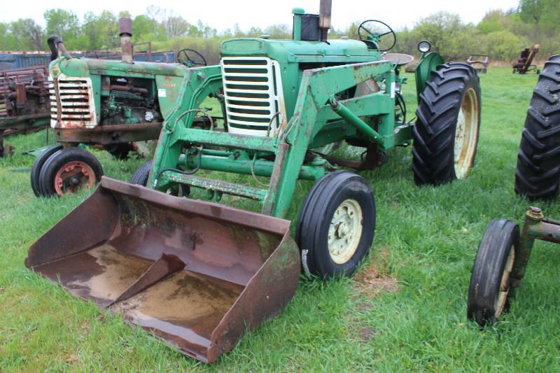 lot 9 image: Oliver Tractor Model 37-1584