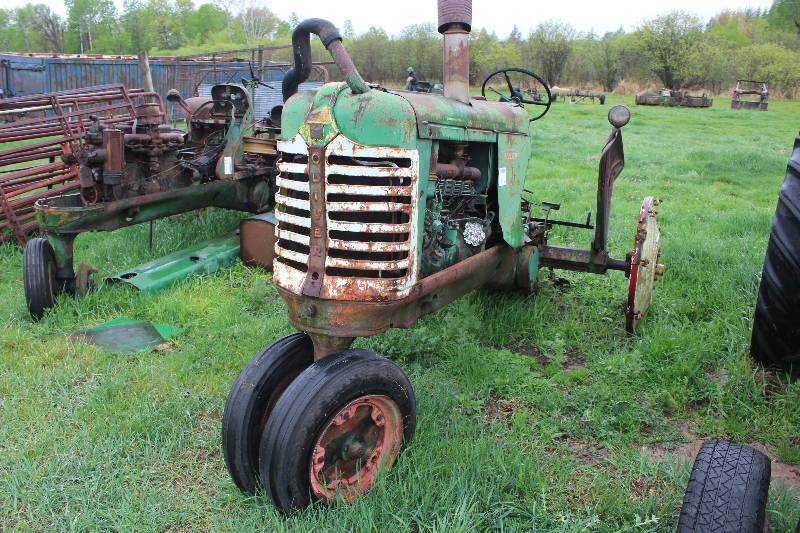 lot 11 image: Oliver Tractor Model 88-1406 SN 4504146 No Left Rear WheelTire