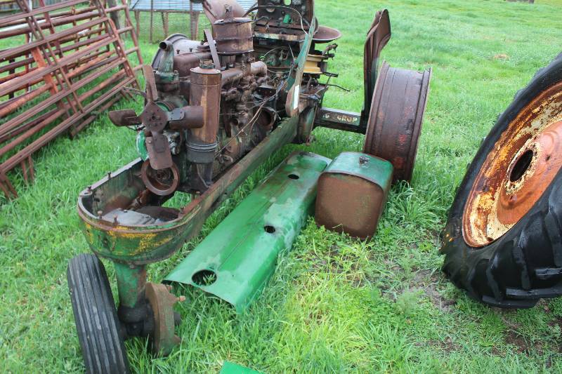 lot 12 image: John Deere Tractor