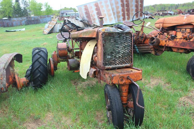 lot 15 image: Tractor