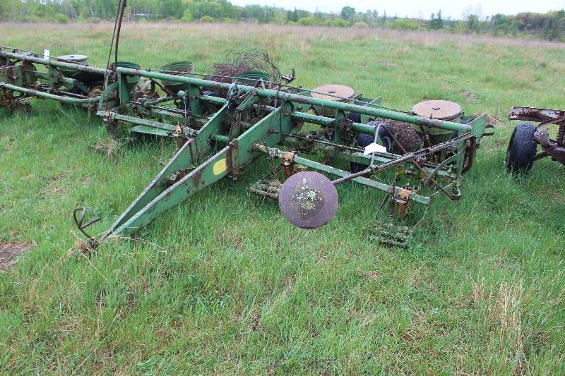 lot 27 image: John Deere Seeder