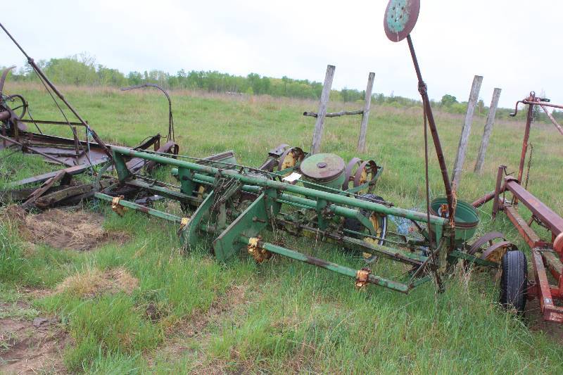 lot 30 image: John Deere Seeder