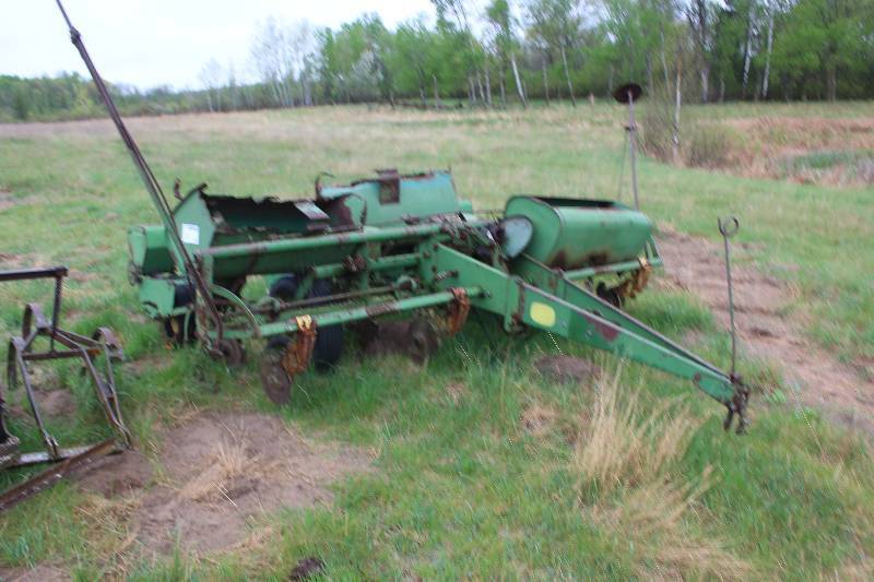 lot 33 image: John Deere Seeder