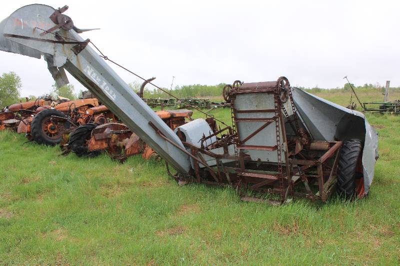 lot 34 image: New Idea Pull Harvester
