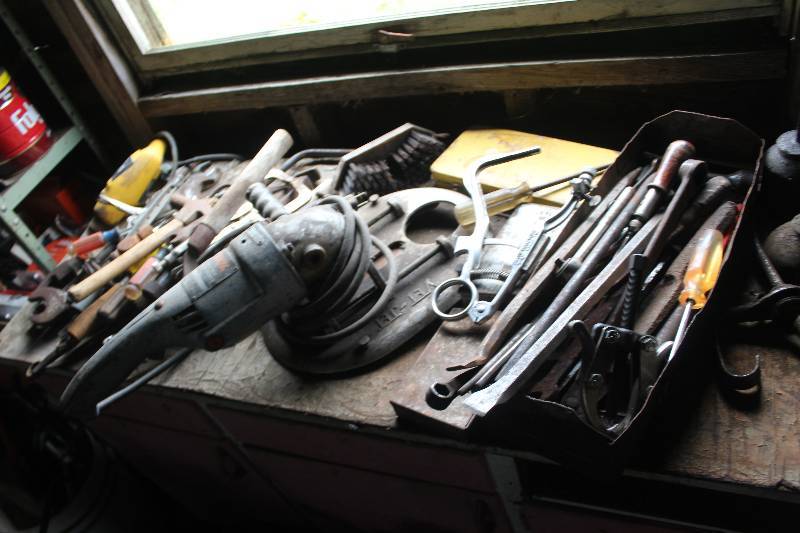 lot 72 image: Contents on Cabinet Including Tools Skil Super Duty 852 9 Sander-Grinder