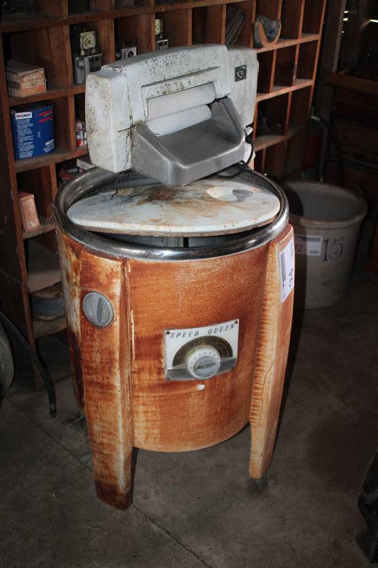 lot 94 image: Vintage Speed Queen Washing Machine Tub Style w Wringer