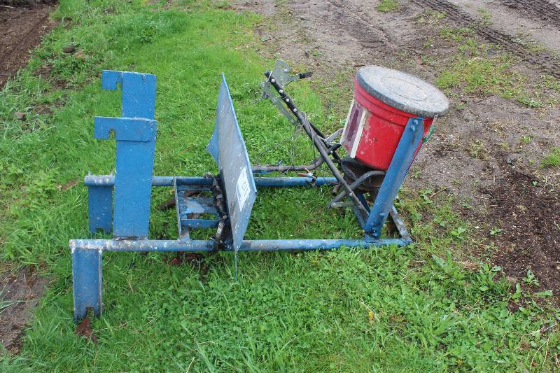 lot 117 image: EarthWay Ev-N-Spred Spreader