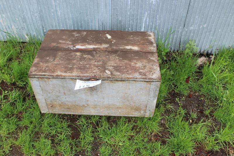lot 118 image: Wood Chest