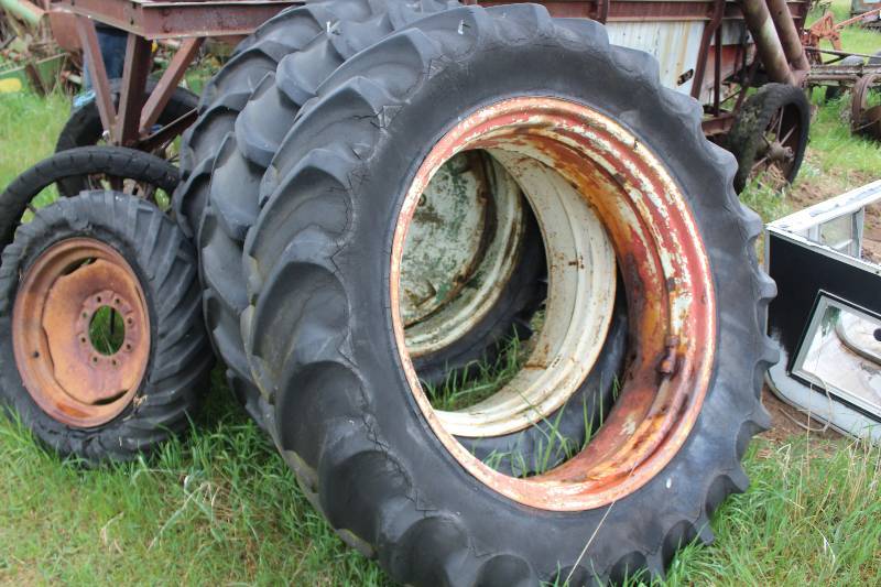 lot 151 image: Lot of (4) Tractor Tires w Rims