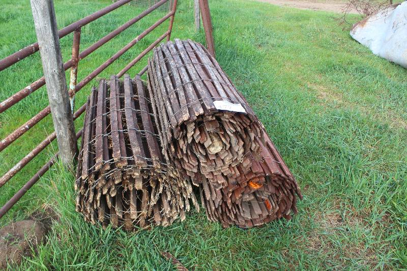 lot 177 image: Lot of Fencing w Wood Slats