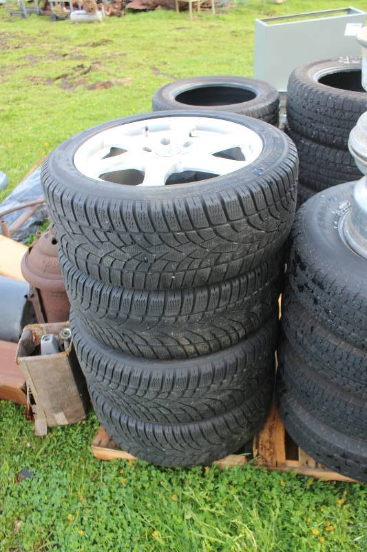 lot 200 image: Lot of (4) Dunlop P23550R18 Tires w Wheels