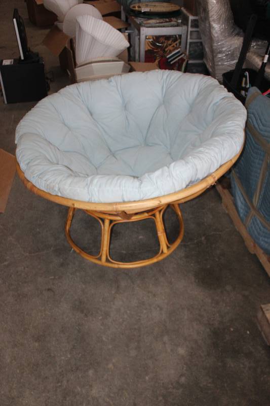 Round Wicker Chair w Pad
