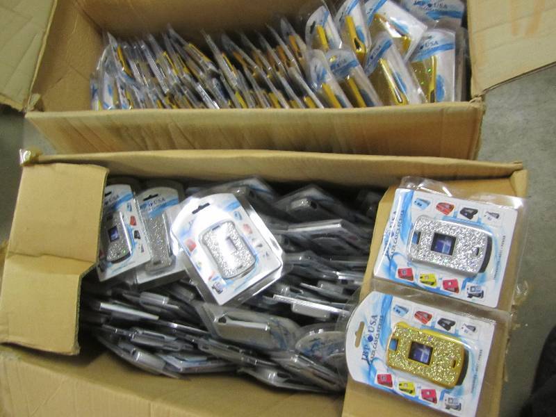 2 boxes of Razr sparkle cases...