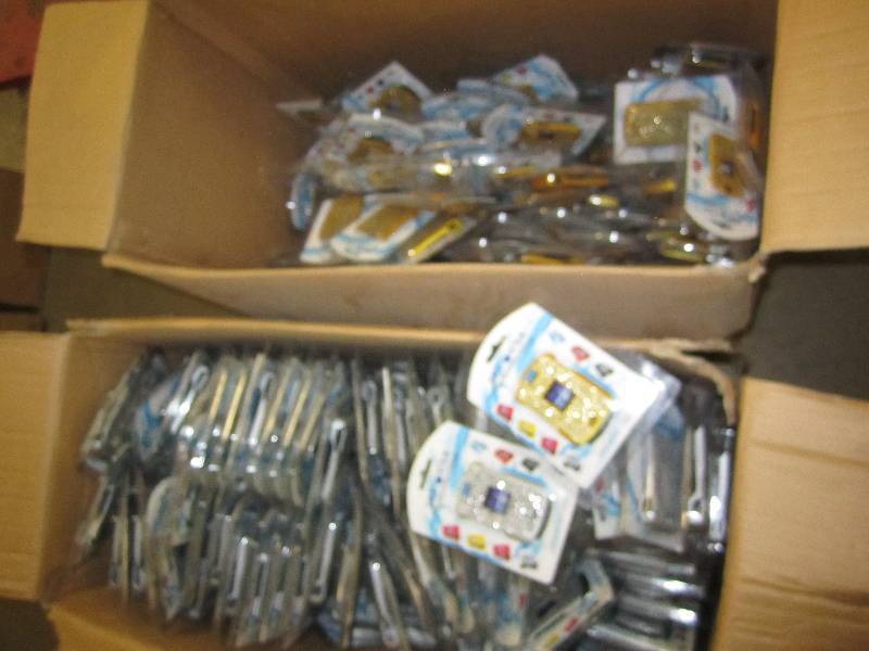 2 boxes of Razr sparkle cases...
