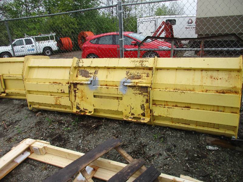 Skidloader snow pusher