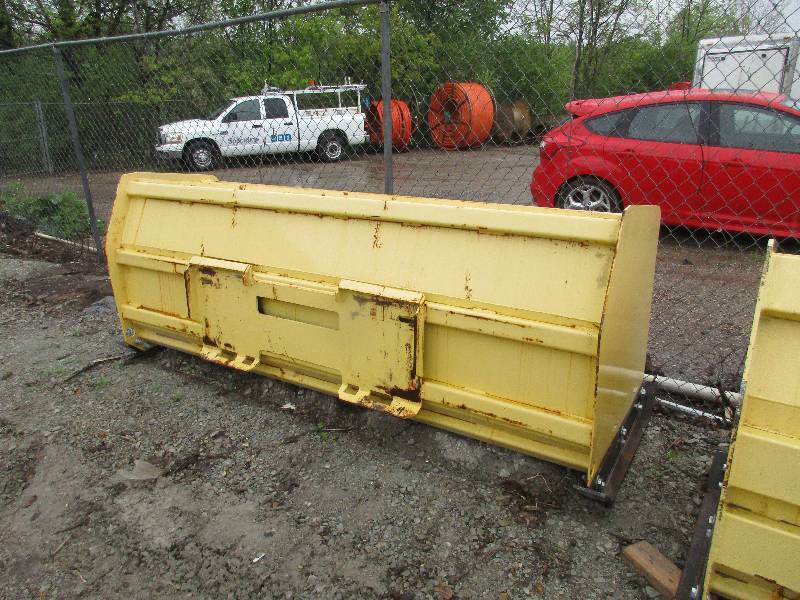 Skidloader snow pusher