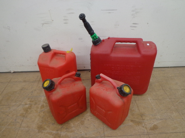 lot 16 image: 4 Plastic Gas Cans