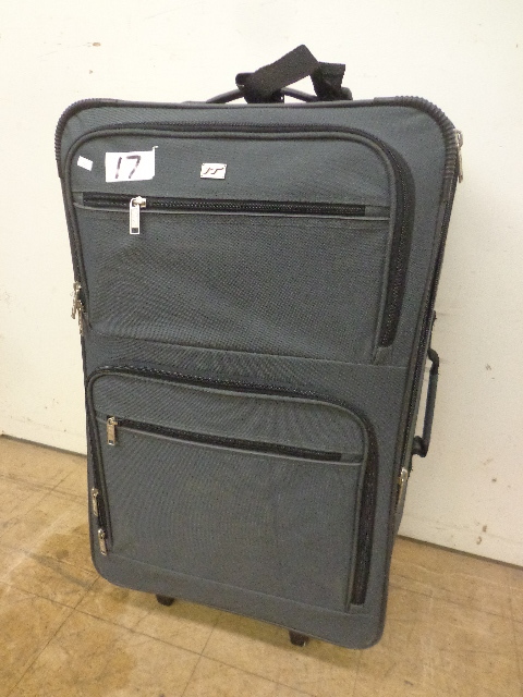 lot 17 image: 3 International Traveller Suit Cases & 1 Carry On Bag