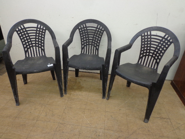 lot 19 image: 3 Syroco Plastic Yard Chairs