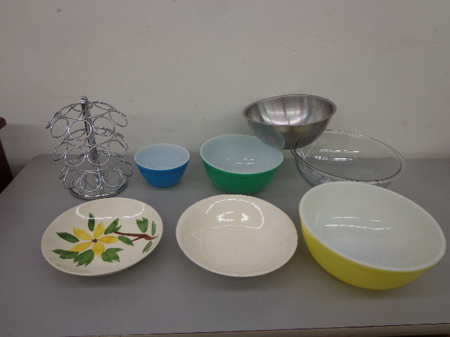 lot 34 image: Glass Mixing Bowls & Metal Spice Rack