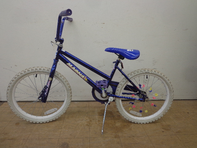 lot 158 image: Girls Purple Magna 20 Bike