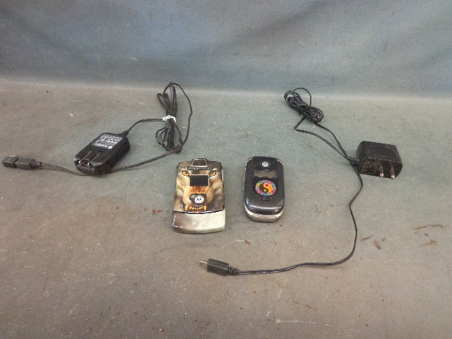 lot 137 image: 2 Motorola Flip Phones & Chargers