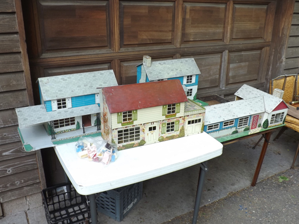 lot 11 image: Large Lot of Vintage Marx Tin Doll Houses and Accessories
