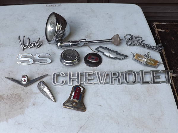lot 19 image: Lot of Vintage Collectible Hood Ornaments etc.
