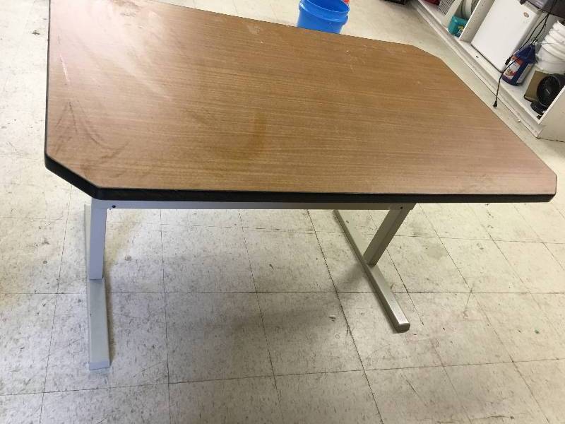 lot 3 image: Heavy duty table