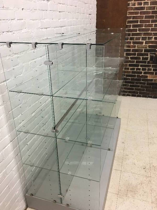 lot 13 image: Large Double sided commercial glass display shelf