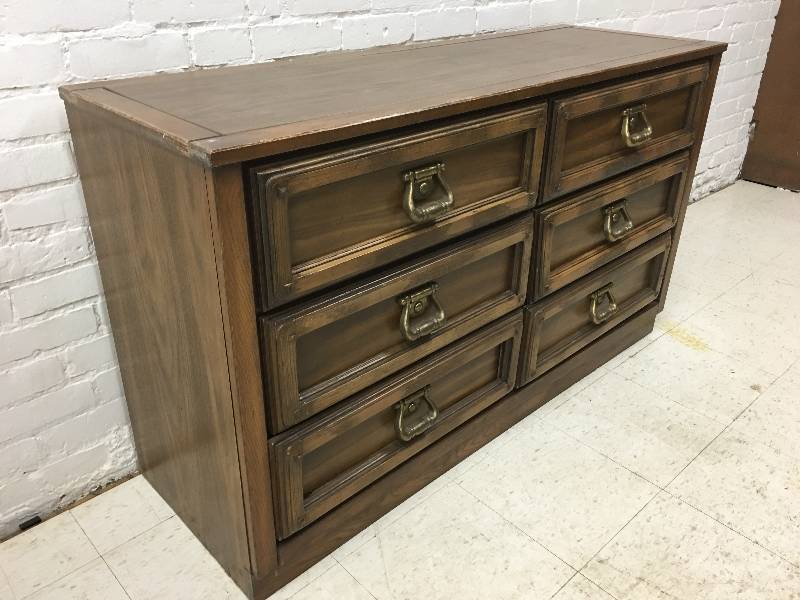 lot 27 image: 6 drawer dresser