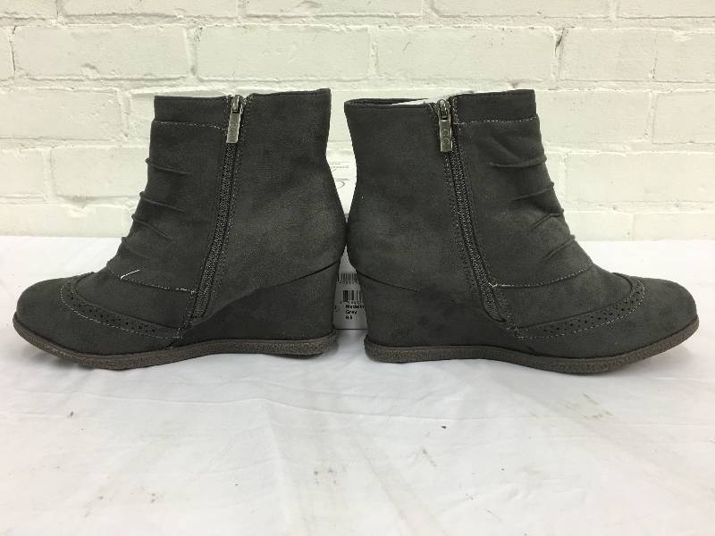 lot 54 image: GC Shoes Womens Madeline Wedge Bootie size 9.5