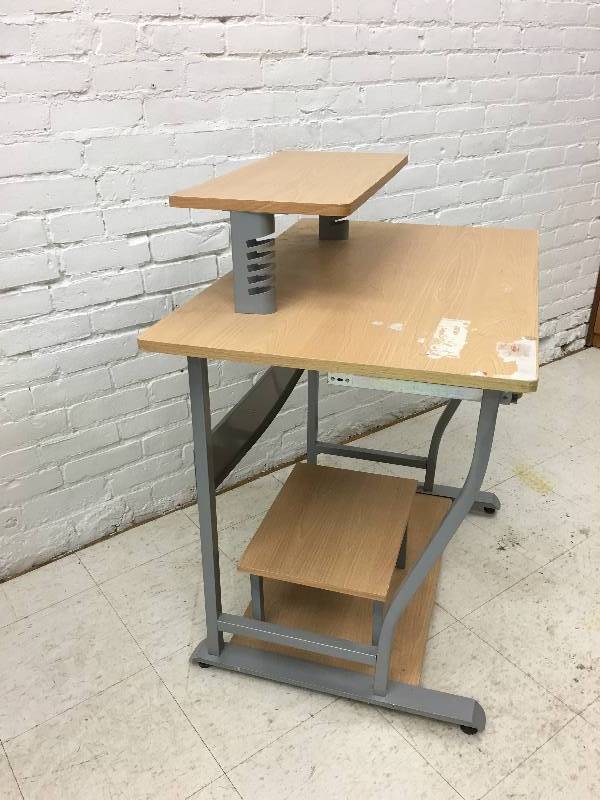 lot 70 image: computer desk