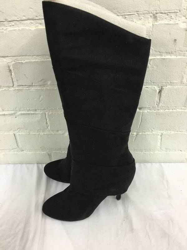 lot 99 image: Fergalicious Womens boot size 9