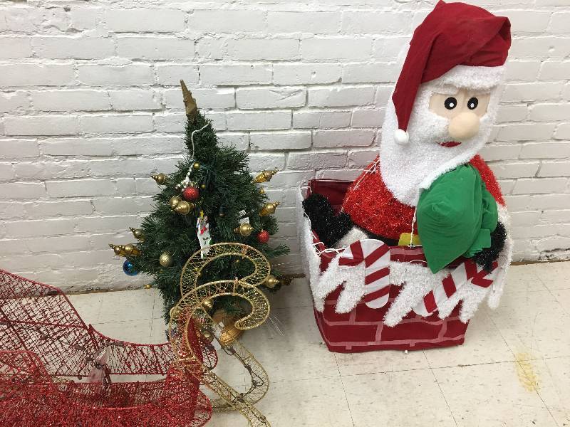 lot 162 image: christmas items