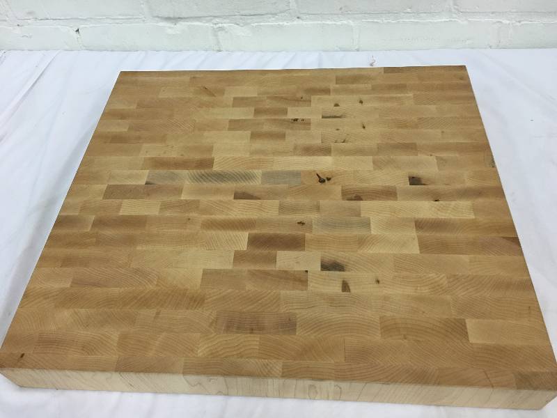 lot 192 image: Gourmet 15 34-inch x 17 34-inch CarvingCutting Board