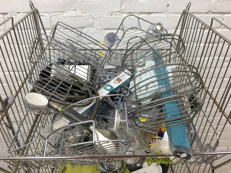 lot 196 image: all items in rack  bathroom items