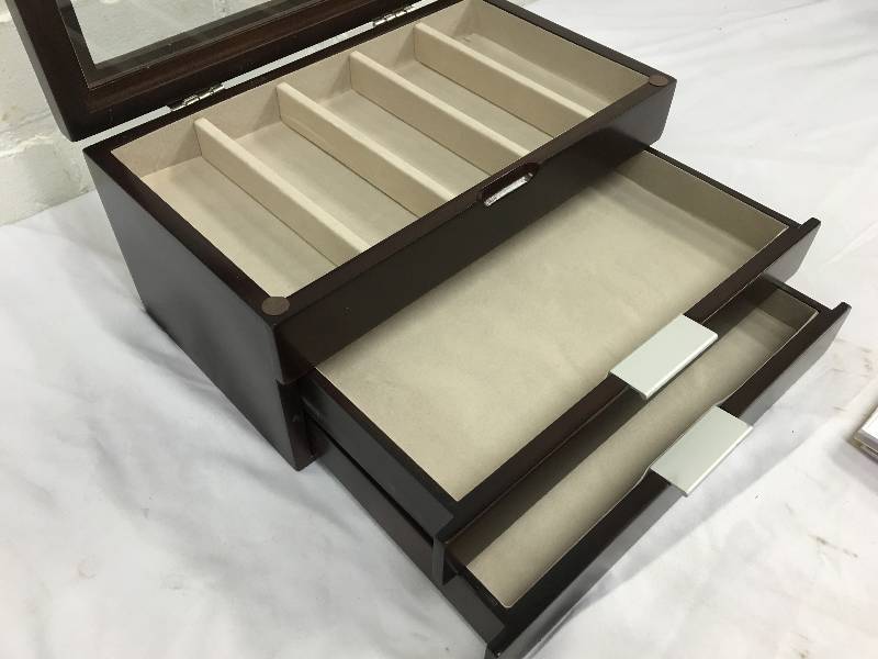 lot 199 image: new jewelry box