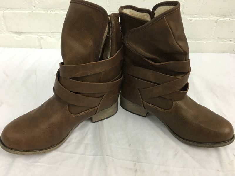 lot 328 image: maurices boots size 7m