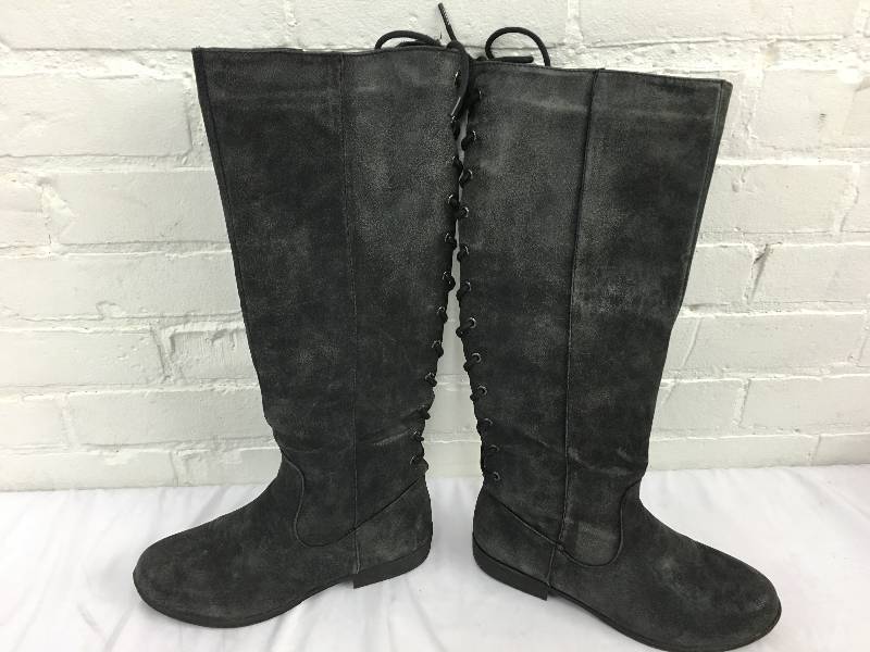 lot 330 image: maurices boots size 8 tabby